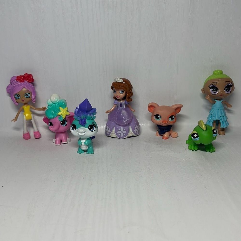 Lot of 7 Misc Mini Figurines Littlest Pet‎ Shop Disney Sofia Shopkins Zuru